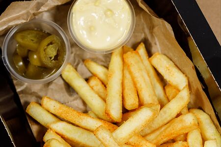 Картофель фри с фирменным сырным соусом и перцем халапеньо 