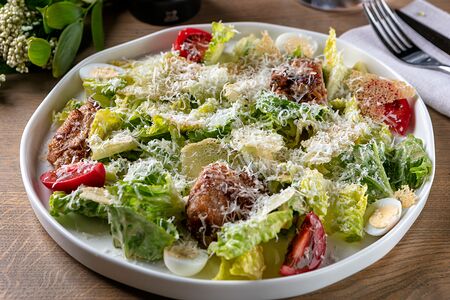 Салат Цезарь с перепелкой