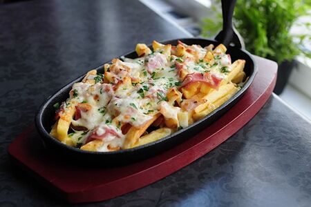 Сковородка фри с сыром и беконом