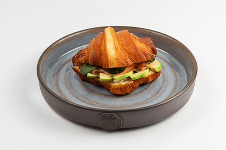 Круассан с семгой, авокадо и кремом из вяленых томатов