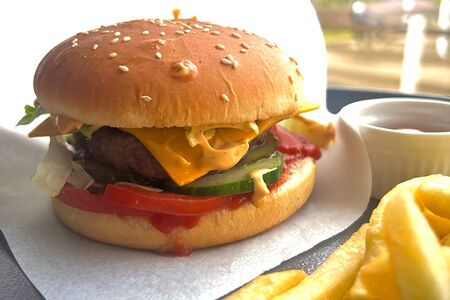 Бургер с мраморной говядиной и картофелем фри