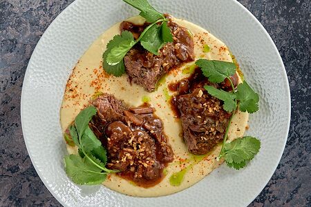 Томленые телячьи щечки с картофельным пюре