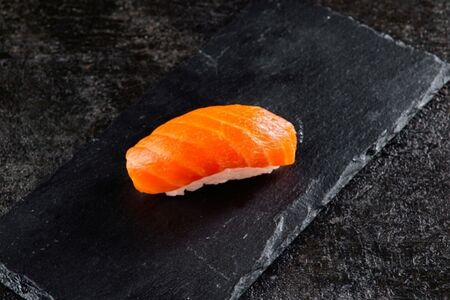 Нигири с копченым лососем 