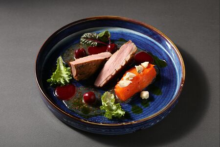 Утиное филе с запеченным бататом и медово-горчичным соусом