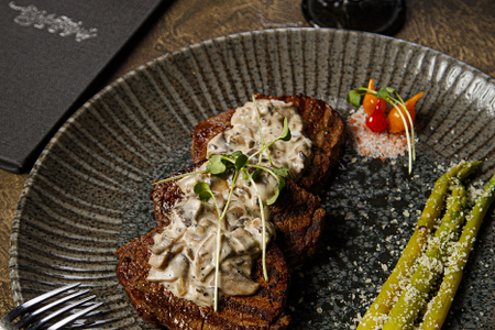 Медальоны из говяжьей вырезки со спаржей