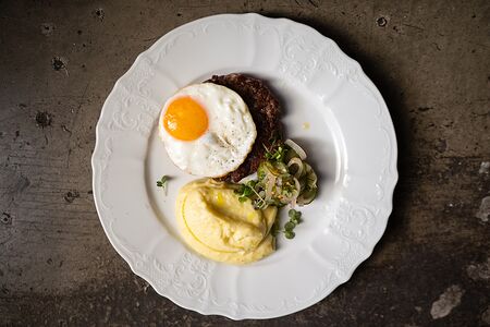 Бифштекс с яйцом и картофельным пюре