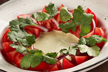 Салат с томатами и мацони