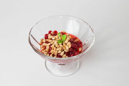 Брусника с медом и кедровыми орешками