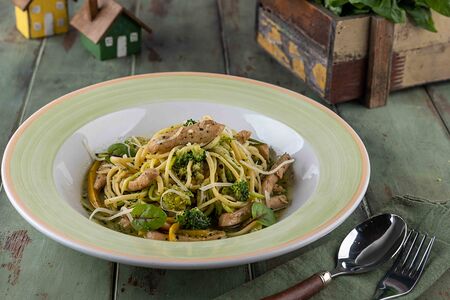 Лингвини с курицей, брокколи и песто