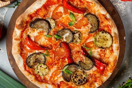 Пицца с овощами гриль на тонком тесте