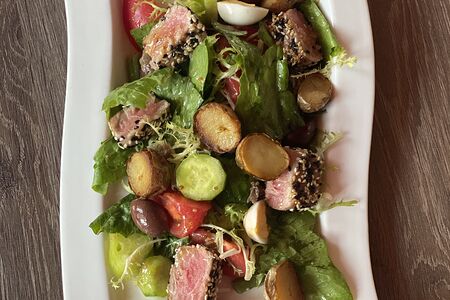 Теплый салат с тунцом