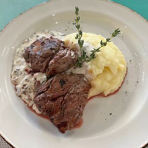 Медальоны из говядины с грибным соусом