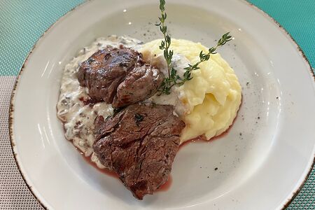 Медальоны из говядины с грибным соусом