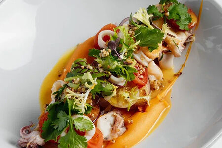 Теплый салат с морепродуктами