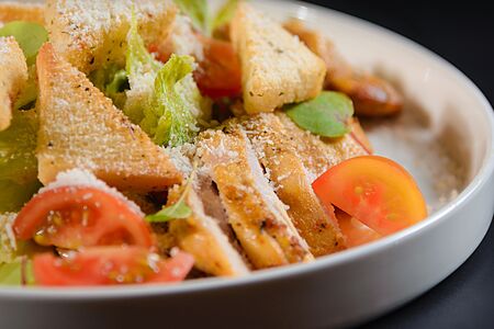 Салат Цезарь с цыпленком