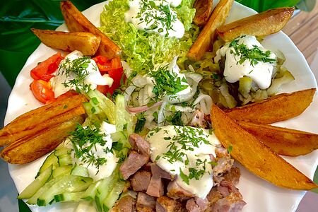 Шаверма на тарелке со свининой