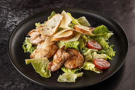 Салат Цезарь с цыпленком