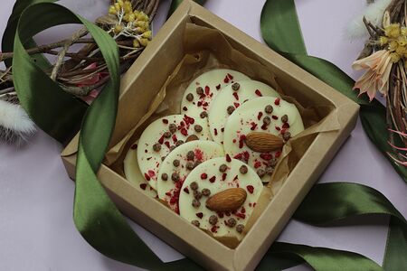 Набор белых мини-шоколадок с миндалем и малиной