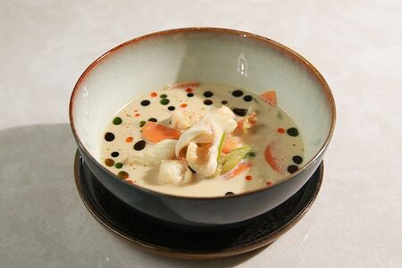 Сливочный суп с палтусом и морепродуктами