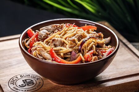 Wok с говядиной