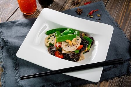 Овощи с корнем лотоса в устричном соусе