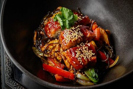 Вок с копченым угрем, овощами и яйцом с устричным соусом