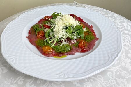 Карпаччо из телятины с сыром и рукколой
