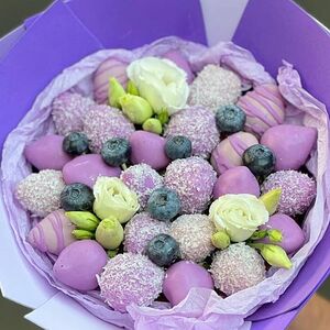 Букет из клубники в шоколаде с цветами эустома