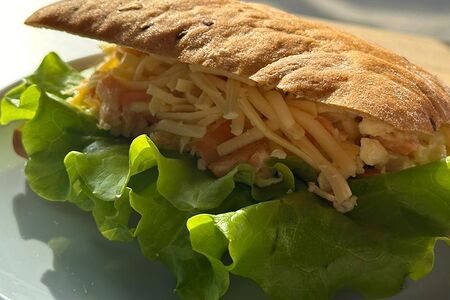 Скрэмбл с лососем на чиабатте