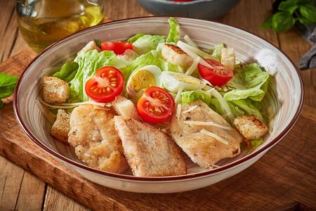 Салат Цезарь с курицей