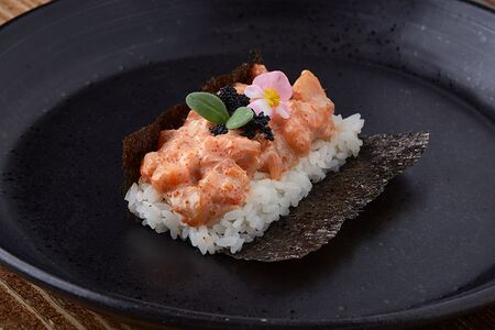 Открытый хэнд ролл №47 с тартаром из гребешка и хурмы