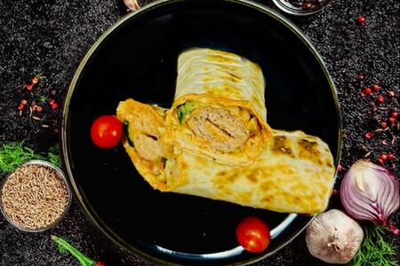 Люля-кебаб из баранины в лаваше на углях