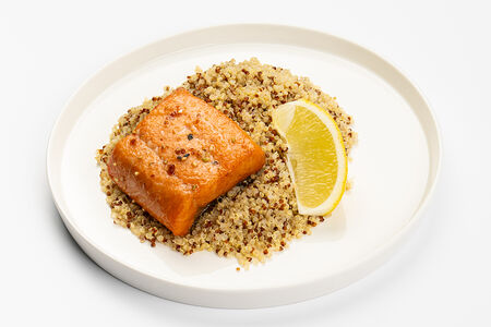 Стейк из лосося с киноа