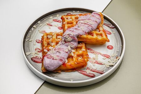 Вафля с ягодным мусом