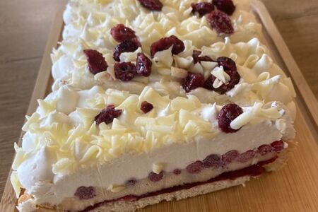 Торт Брусничный со сливками и белым шоколадом