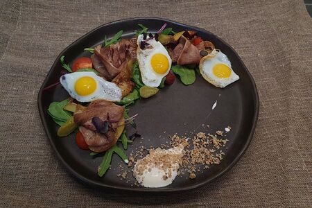 Теплый салат с языком