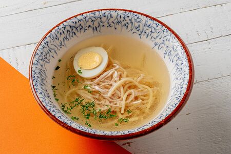 Куриный суп с лапшой и яйцом