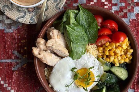 Боул с курицей, булгуром, глазуньей и овощами