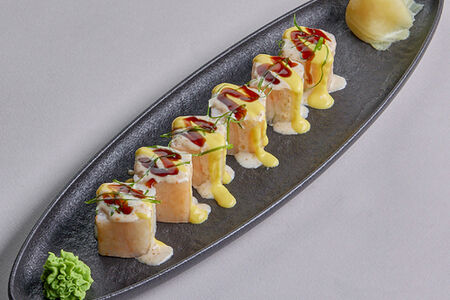 Снежный ролл с соусом манго