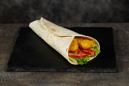 Ролл с наггетсами