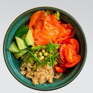 Боул с киноа и лососем