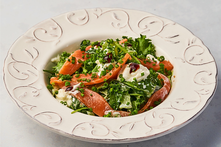 Салат из форели со страчателлой и огурцом