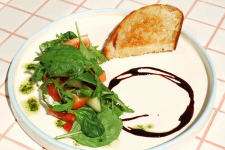 Салат овощной со сливочным сыром и хрустящим тартином