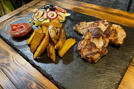 Cвинoй стейк