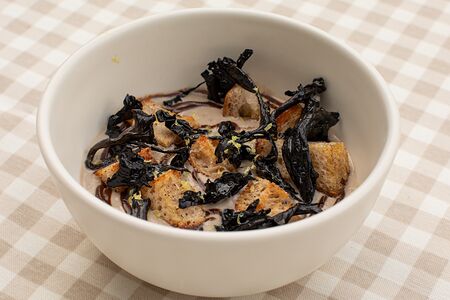 Крем-суп из шампиньонов с чёрными лисичками