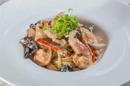 Паста с морепродуктами в соусе из моллюсков с древесными грибами