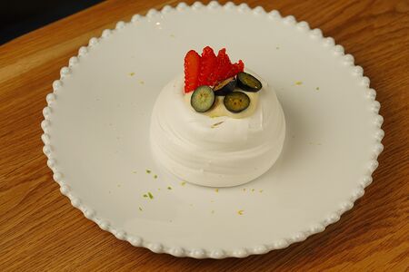 Меренга с кремом из маскарпоне и свежими ягодами 