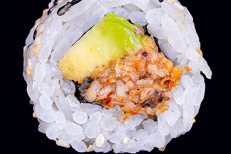 Ролл с угрем и авокадо