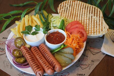 Хот-дог на тарелке