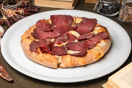 Пирог с дичью и копченым оленем на подушке из грибного рагу